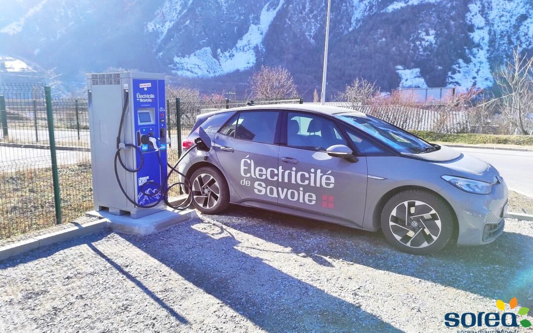 Borne de recharge Tesla à Saint-Jean-de-Maurienne - Montagnicimes